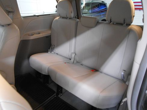 Used 2019 Toyota Sienna XLE Premium FWD image 14