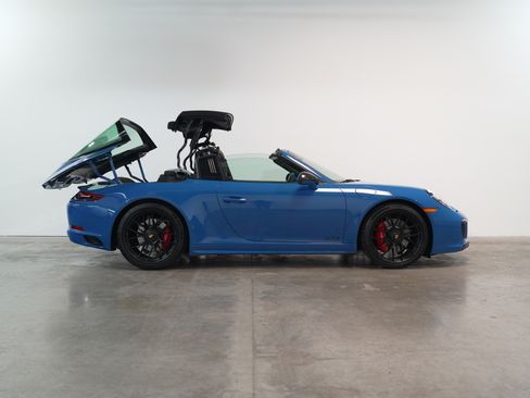 Used 2018 Porsche 911 Targa 4 GTS image 12