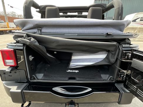 Used 2016 Jeep Wrangler Sport image 14