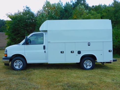 New 2025 Chevrolet Express 3500 image 8
