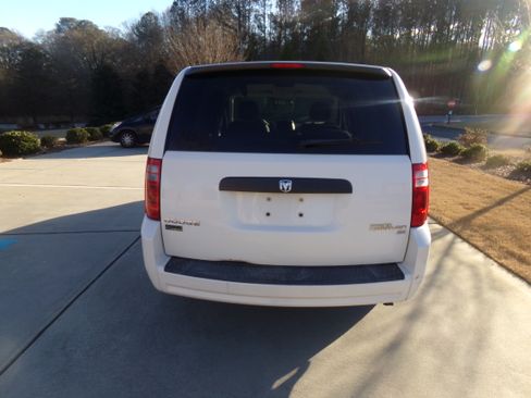 Used 2010 Dodge Grand Caravan SE image 4