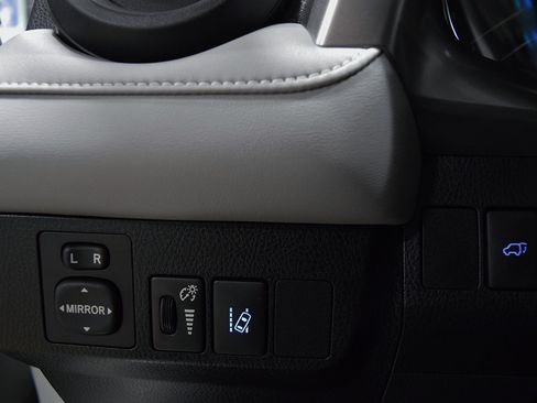 Used 2017 Toyota RAV4 FWD image 30