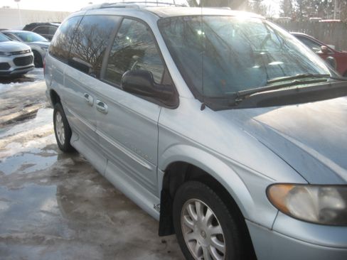 Used 2001 Chrysler Town & Country Limited image 3