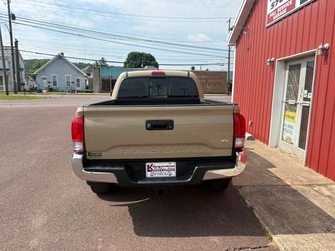 Used 2017 Toyota Tacoma 4x4 Access Cab image 7