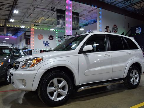 Used 2004 Toyota RAV4 image 11