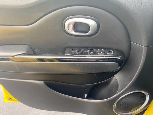 Used 2015 Kia Soul ! FWD image 14