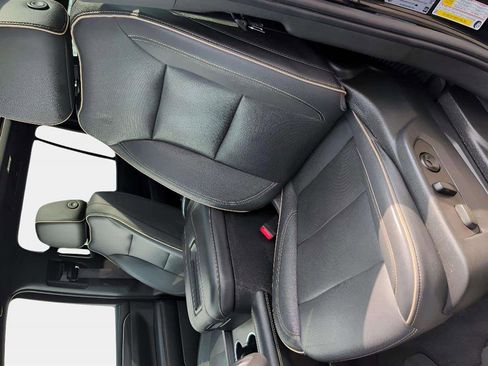 Used 2022 GMC Yukon XL SLT image 9