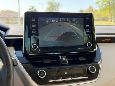 Used 2021 Toyota Corolla LE Hybrid Sedan FWD image 12