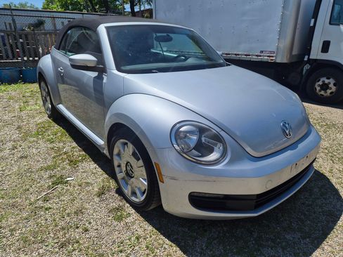 Used 2013 Volkswagen Beetle 2.5 Convertible FWD image 2