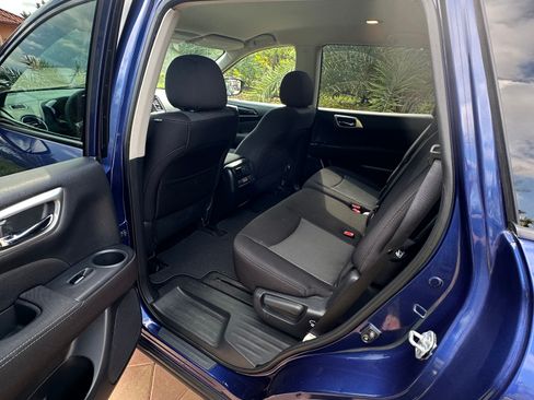 Used 2017 Nissan Pathfinder SV image 7