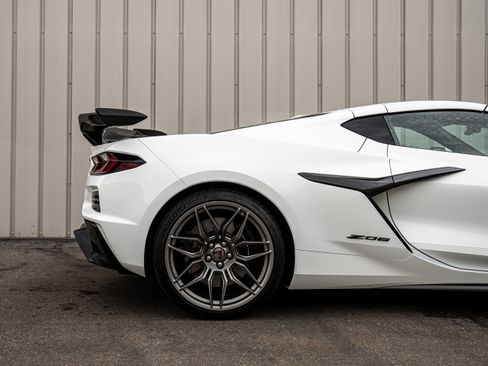 Used 2025 Chevrolet Corvette Z06 image 9