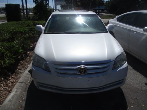 Used 2005 Toyota Avalon XLE image 2