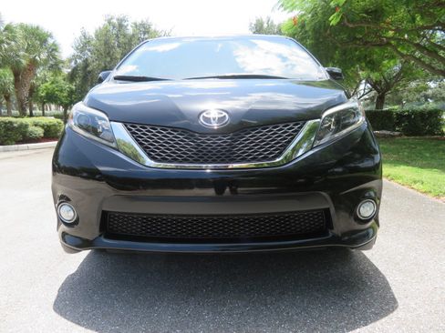Used 2017 Toyota Sienna SE FWD image 12