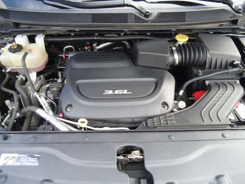 Used 2018 Chrysler Pacifica Touring-L FWD image 18