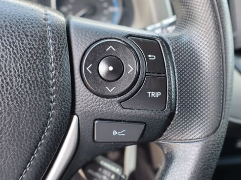 Used 2018 Toyota RAV4 LE FWD image 21