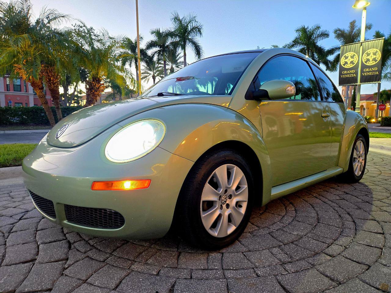Used 2009 Volkswagen Beetle 2.5 Coupe FWD image 2