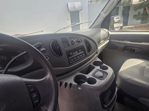 Used 2003 Ford E-250 and Econoline 250 Club Wagon RWD image 12