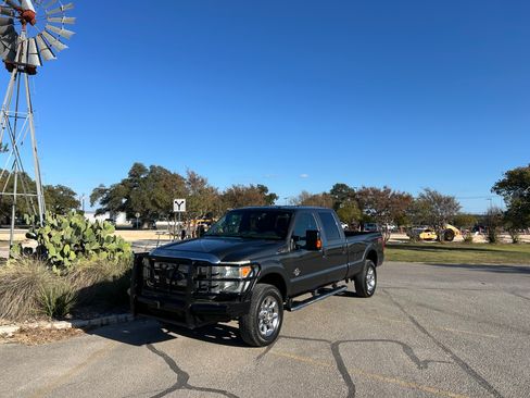 Used 2015 Ford F350 Lariat image 2