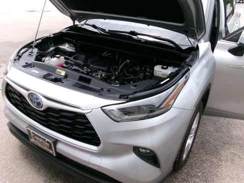 Used 2021 Toyota Highlander FWD LE Hybrid image 10