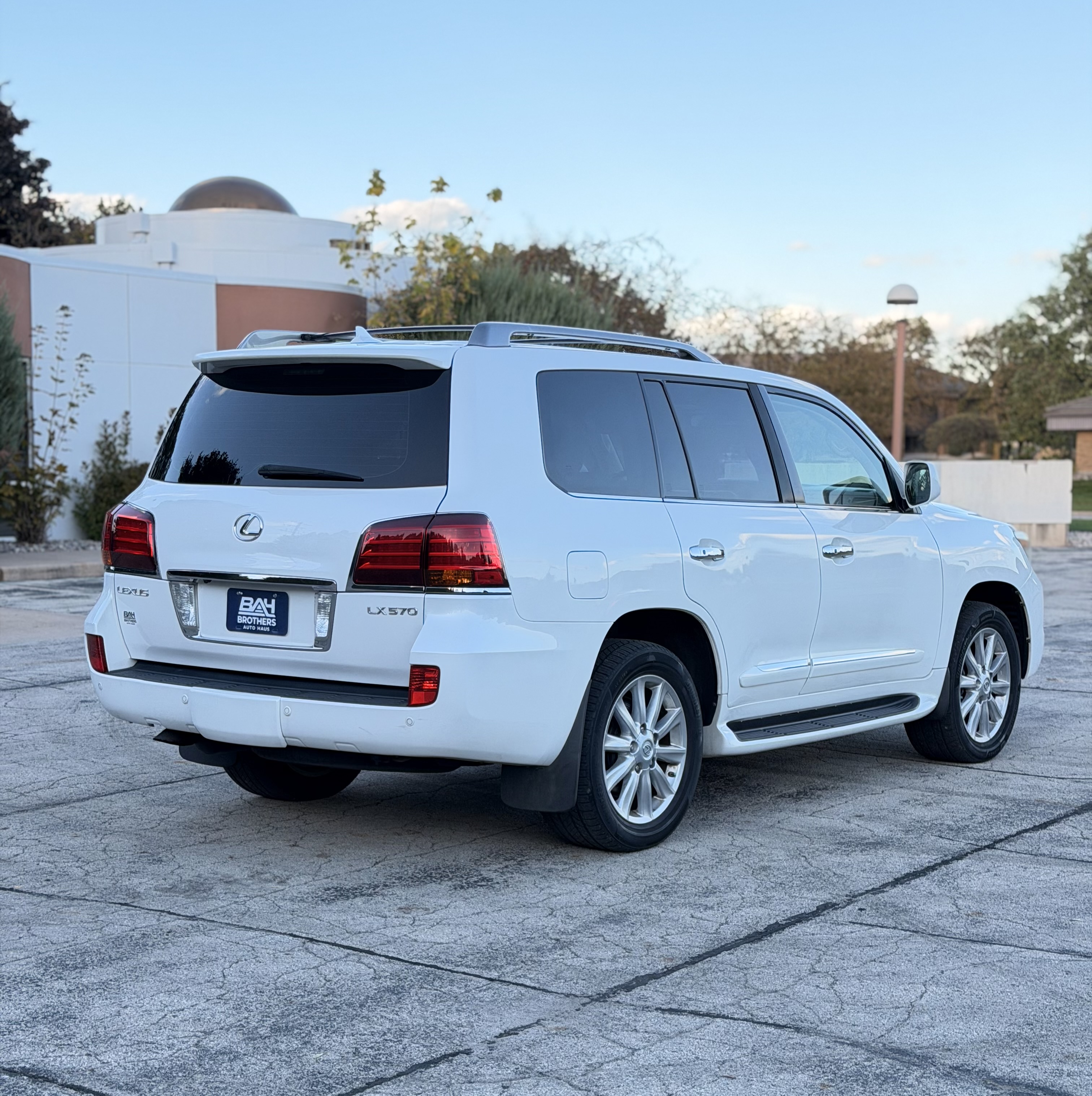 Used 2009 Lexus LX 570 4WD w/ 3rd Row & Luxury Pkg image 4