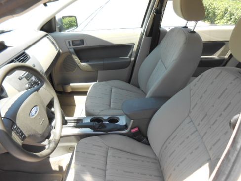 Used 2010 Ford Focus SE Sedan FWD image 11