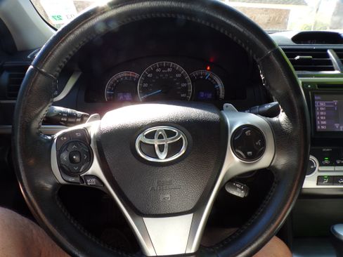 Used 2014 Toyota Camry SE image 12