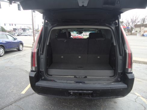 Used 2015 Cadillac Escalade Luxury image 3