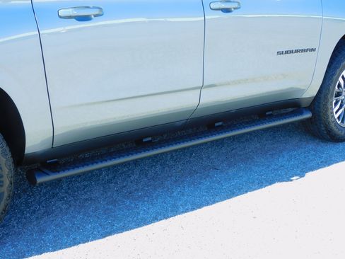 Used 2025 Chevrolet Suburban Z71 image 32