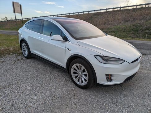 Used 2020 Tesla Model X image 4
