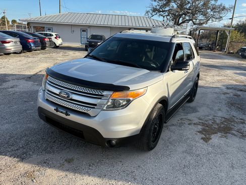 Used 2015 Ford Explorer XLT image 2