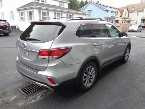 Used 2018 Hyundai Santa Fe AWD SE image 2