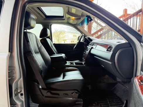 Used 2014 Chevrolet Suburban LT image 23