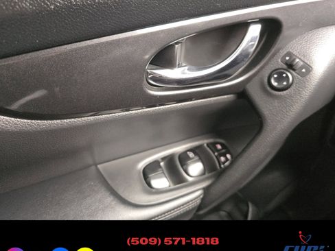 Used 2018 Nissan Rogue SV image 16