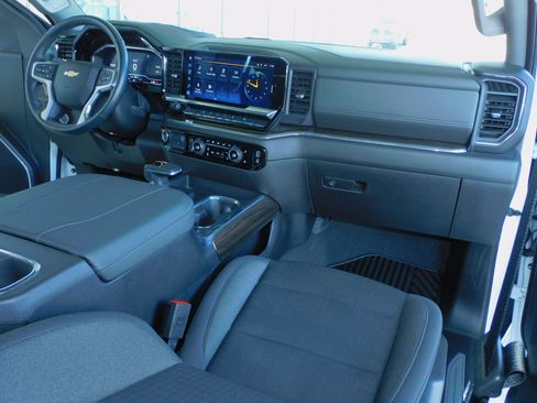 Used 2025 Chevrolet Silverado 1500 LT image 4