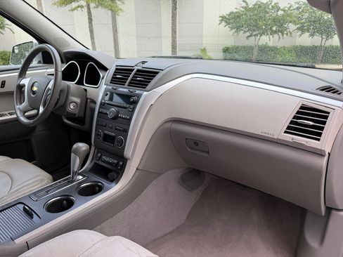 Used 2011 Chevrolet Traverse LT image 11