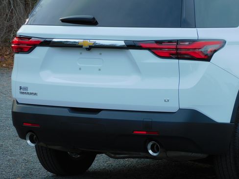 Used 2023 Chevrolet Traverse LT image 11
