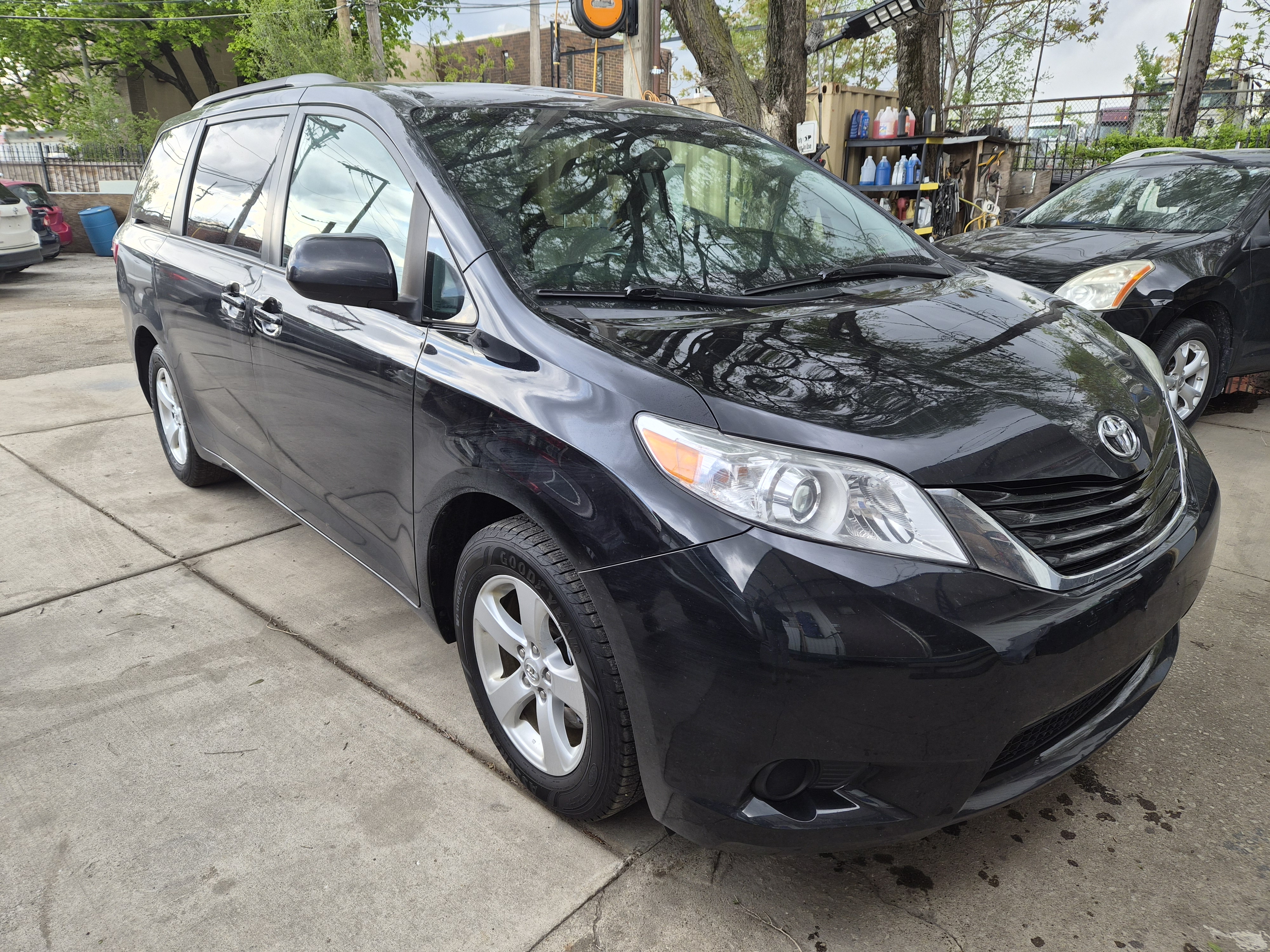 Used 2017 Toyota Sienna LE FWD image 1