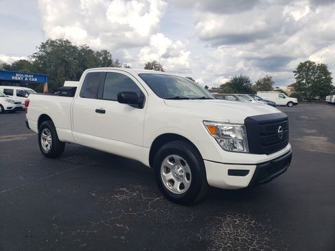 Used 2022 Nissan Titan SE image 8