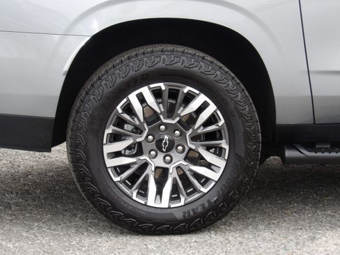 Used 2025 Chevrolet Suburban Z71 image 10