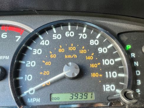 Used 2005 Toyota Sequoia SR5 image 2