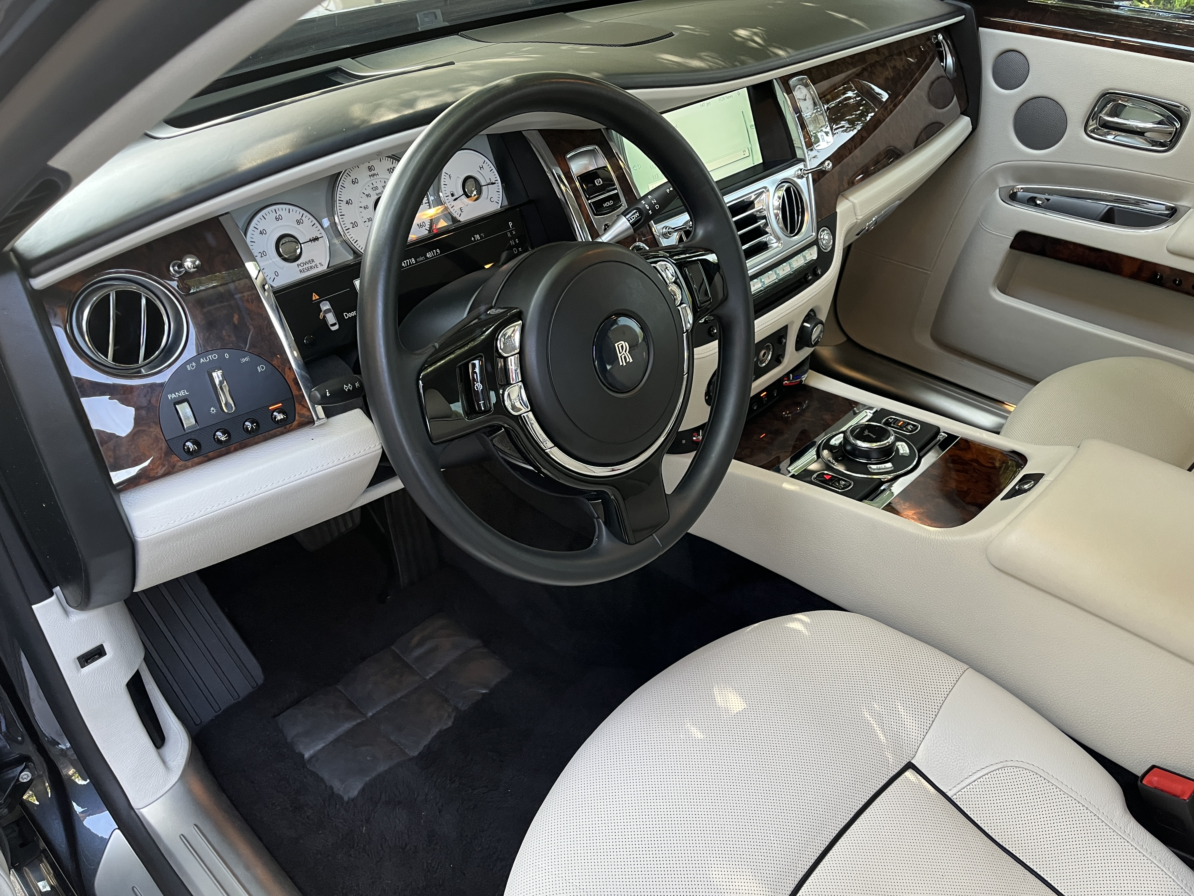Used 2014 Rolls-Royce Ghost RWD image 19