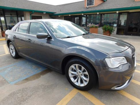 Used 2021 Chrysler 300 Touring image 2