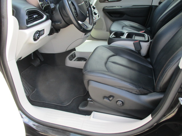 Used 2018 Chrysler Pacifica Touring-L FWD image 14