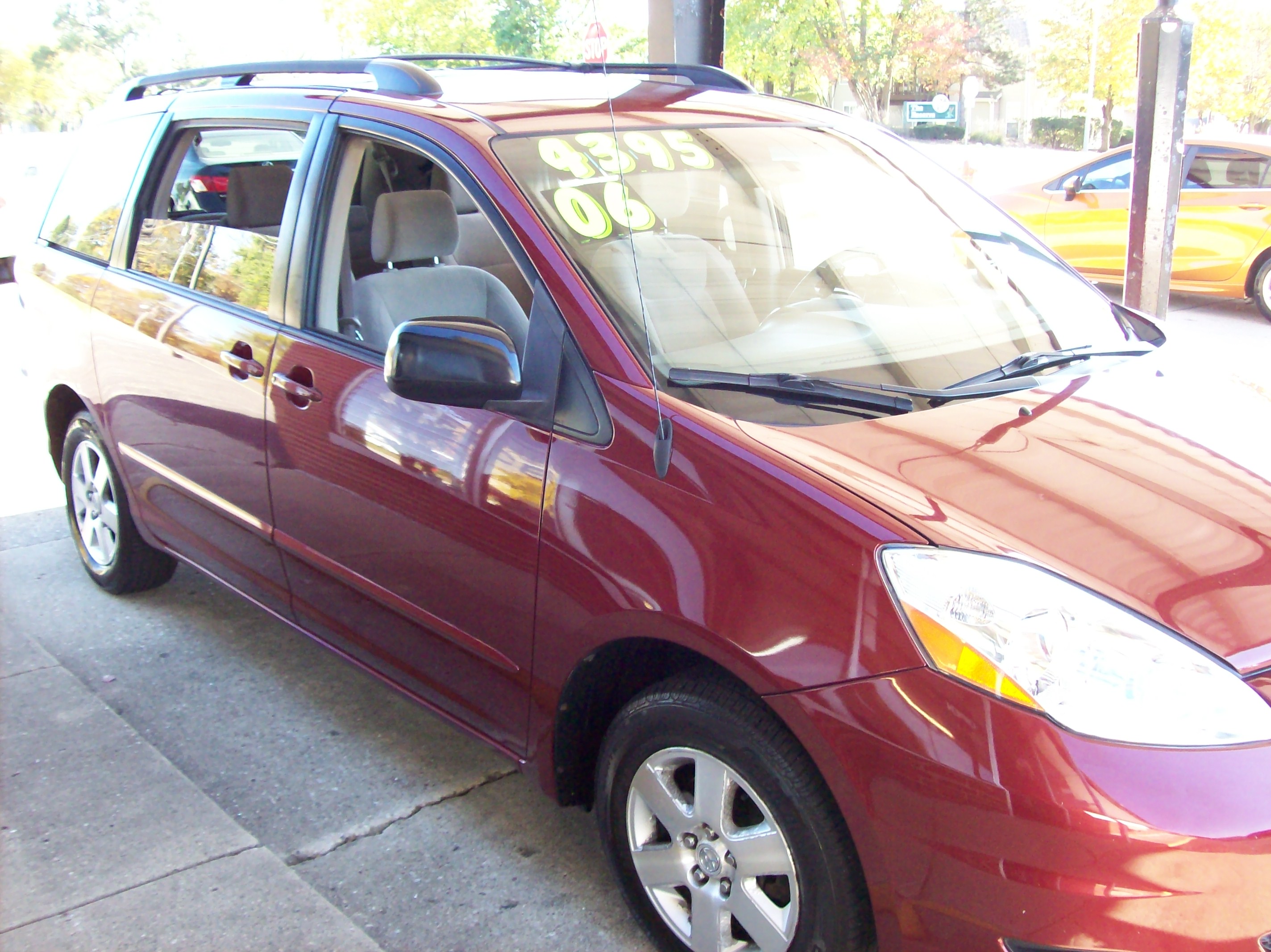 Used 2006 Toyota Sienna LE Minivan 4D FWD image 3