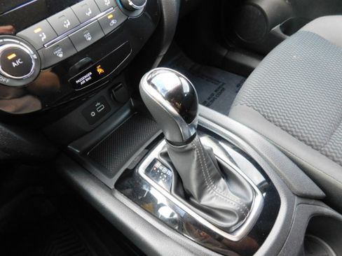 Used 2019 Nissan Rogue Sport S image 16