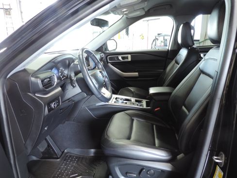 Used 2023 Ford Explorer 4WD XLT image 32