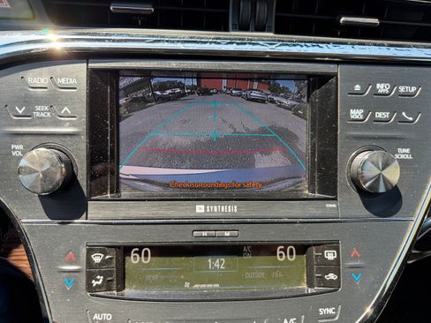 Used 2013 Toyota Avalon Limited FWD image 10