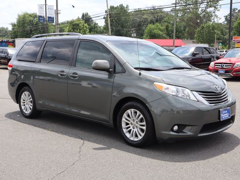 Used 2013 Toyota Sienna XLE Minivan FWD image 10
