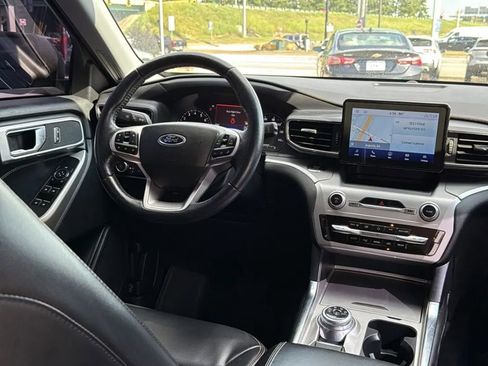 Used 2022 Ford Explorer XLT w/ Equipment Group 202A image 6