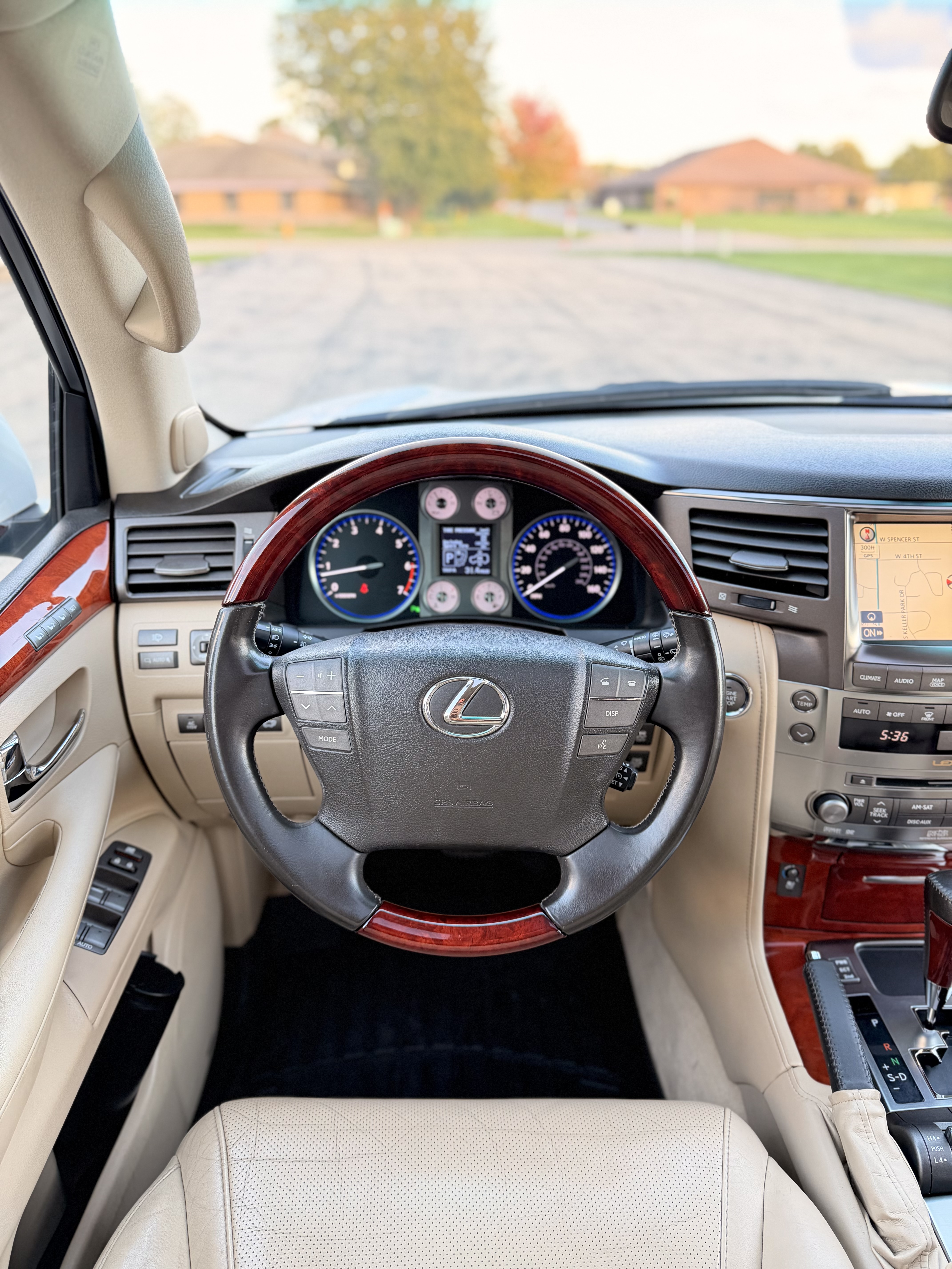 Used 2009 Lexus LX 570 4WD w/ 3rd Row & Luxury Pkg image 8